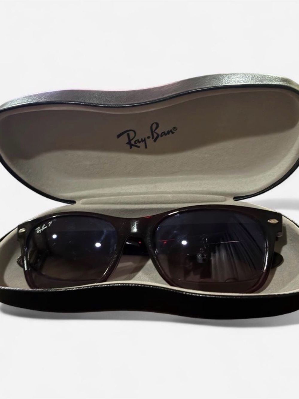 Sunglasses case with eyewear